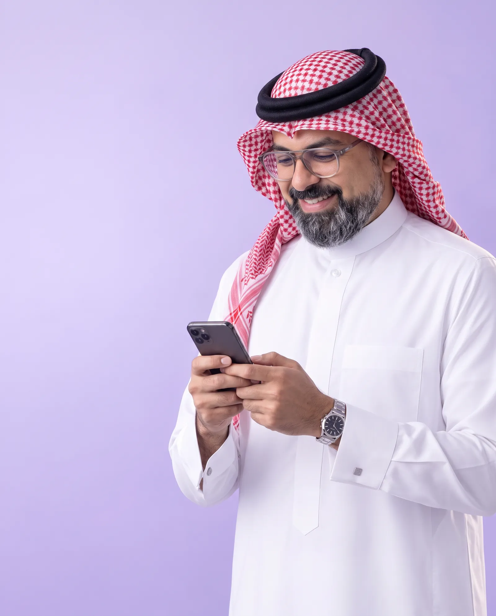 A customer reading an agent's reply on his phone